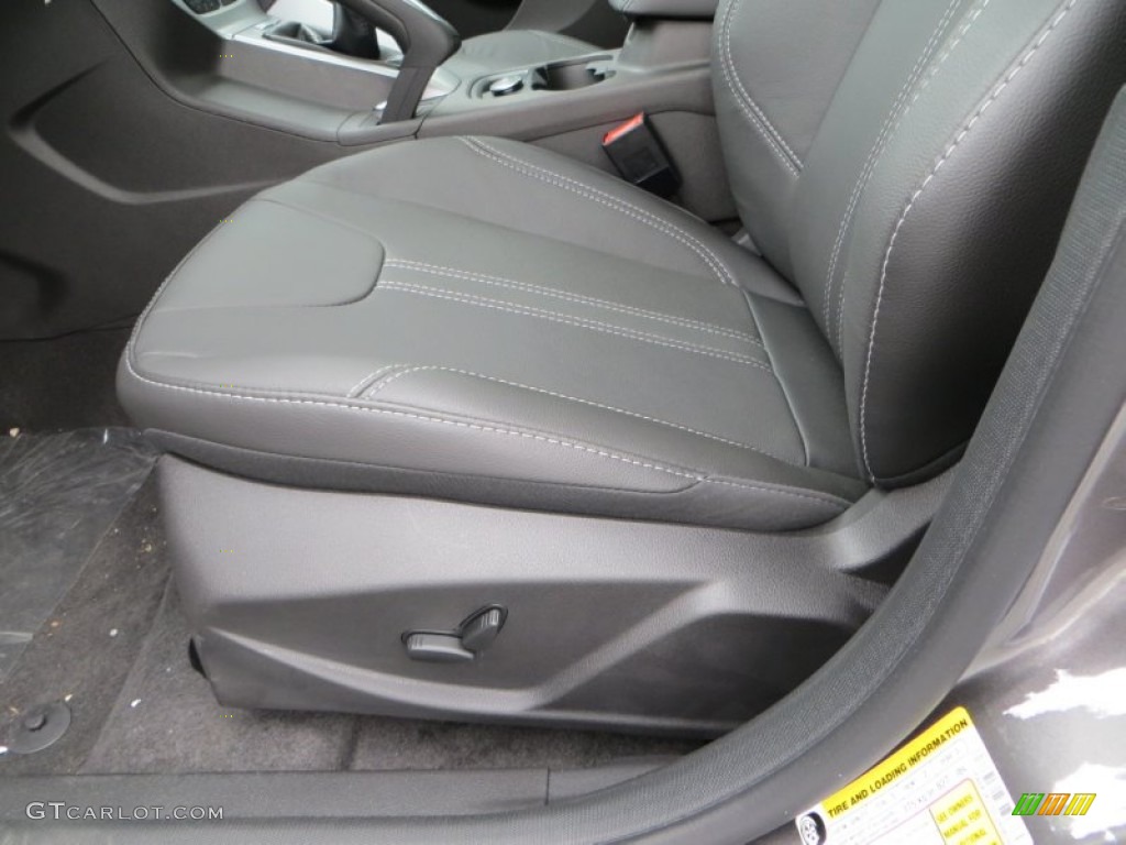2013 Ford Focus SE Sedan Front Seat Photo #79900522