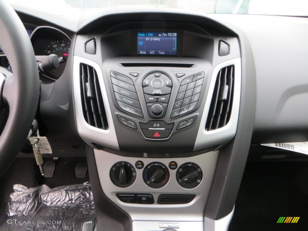 2013 Ford Focus SE Sedan Controls Photo #79900587