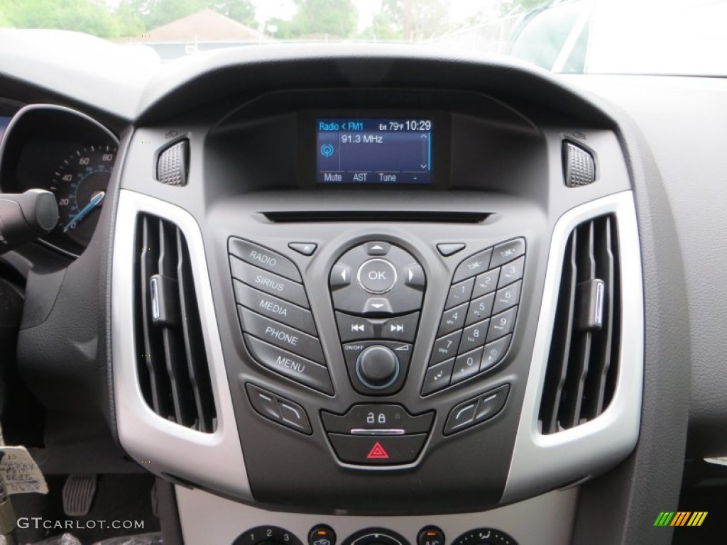 2013 Ford Focus SE Sedan Controls Photo #79900611
