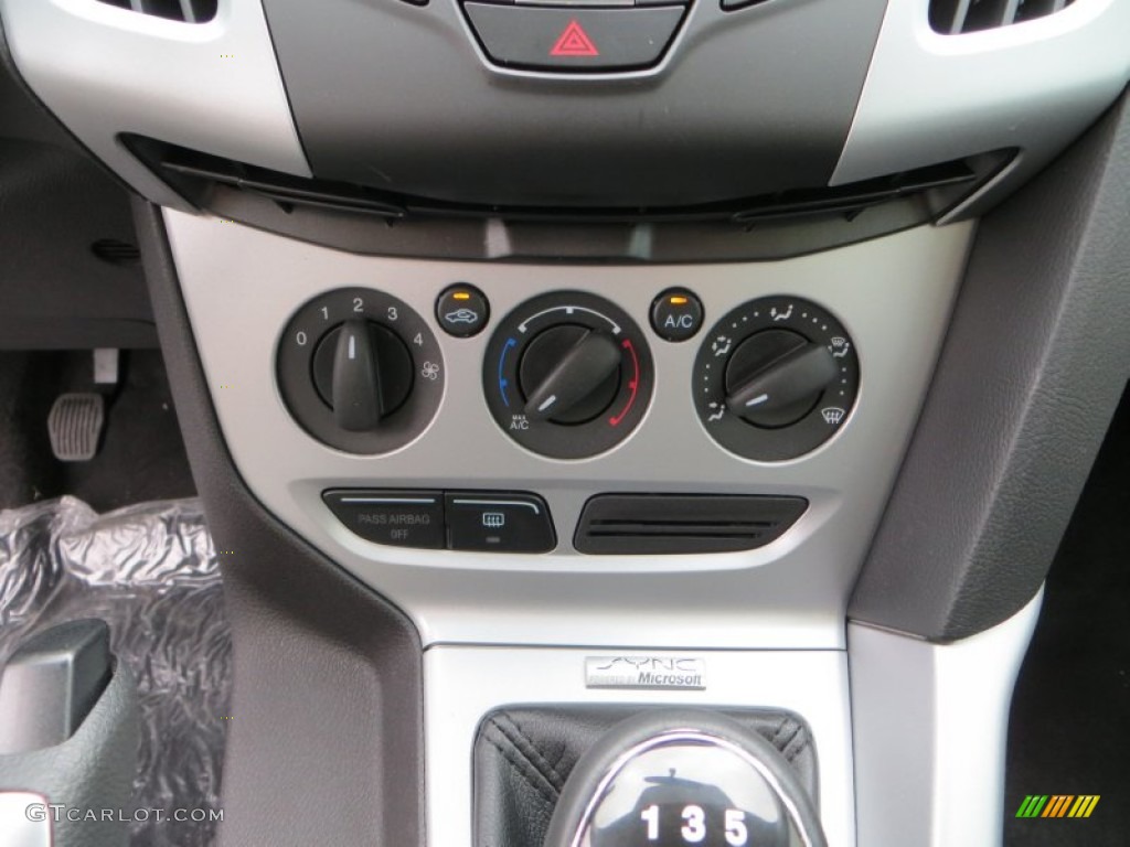 2013 Ford Focus SE Sedan Controls Photo #79900629