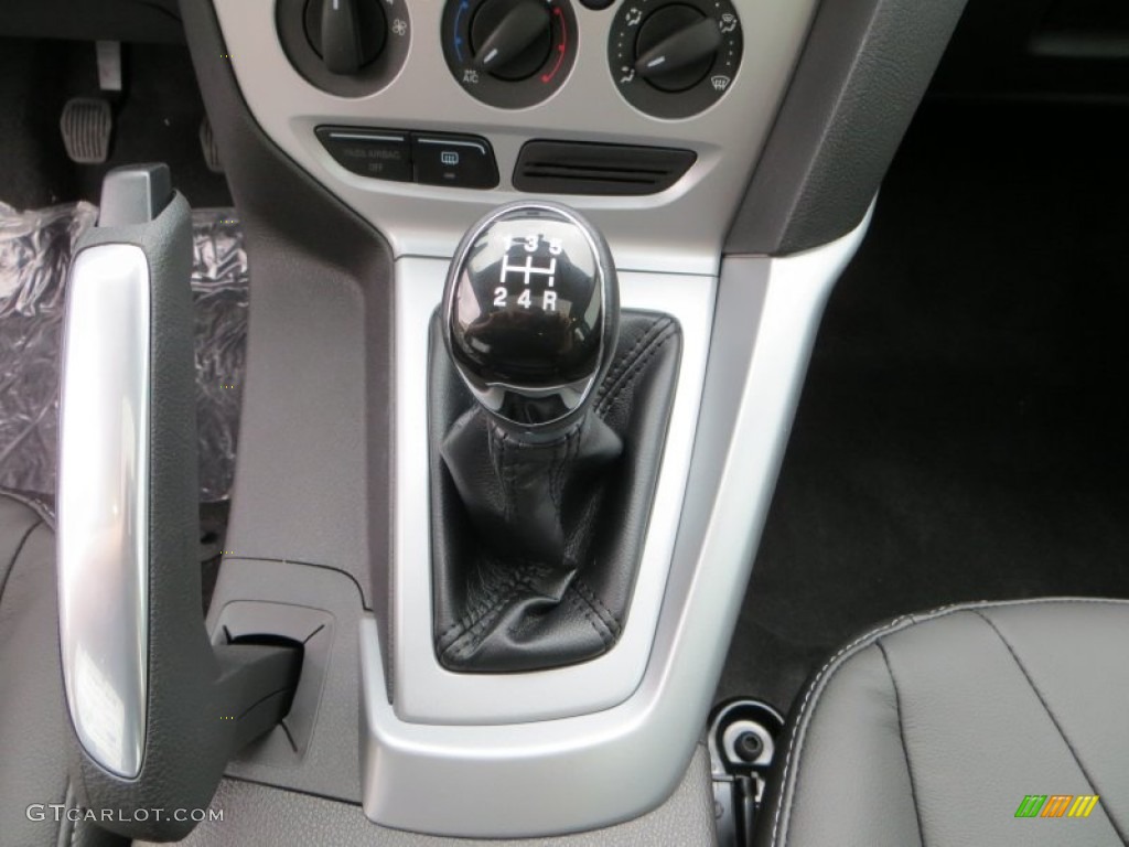 2013 Ford Focus SE Sedan Transmission Photos