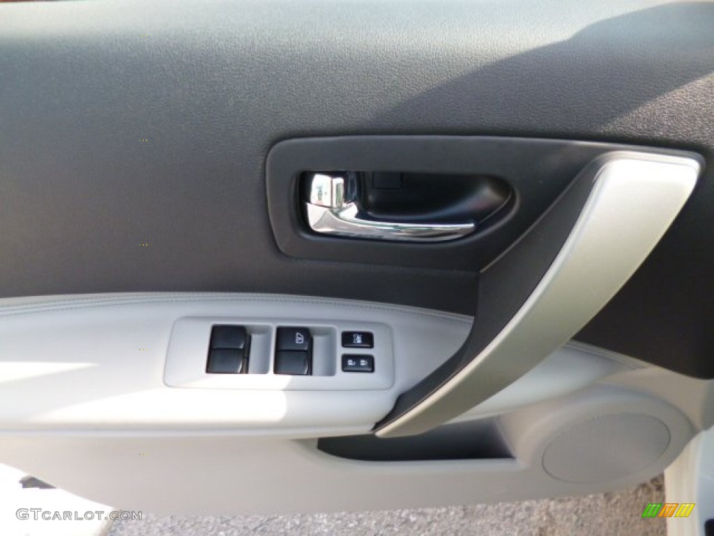 2011 Rogue SL AWD - Pearl White / Gray photo #16