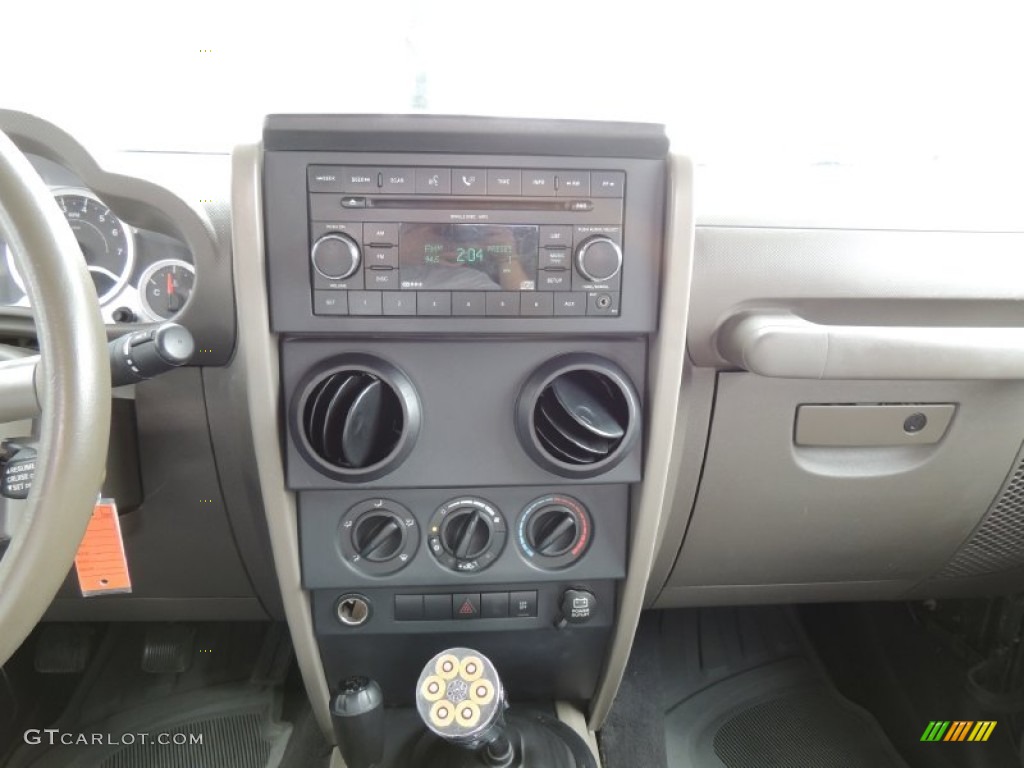 2007 Jeep Wrangler Sahara 4x4 Controls Photo #79917771