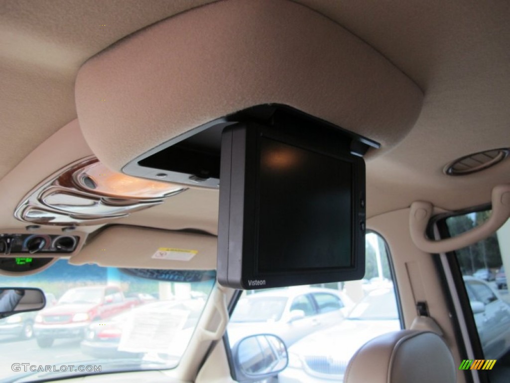 2001 Lincoln Navigator Standard Navigator Model Entertainment System Photo #79931017