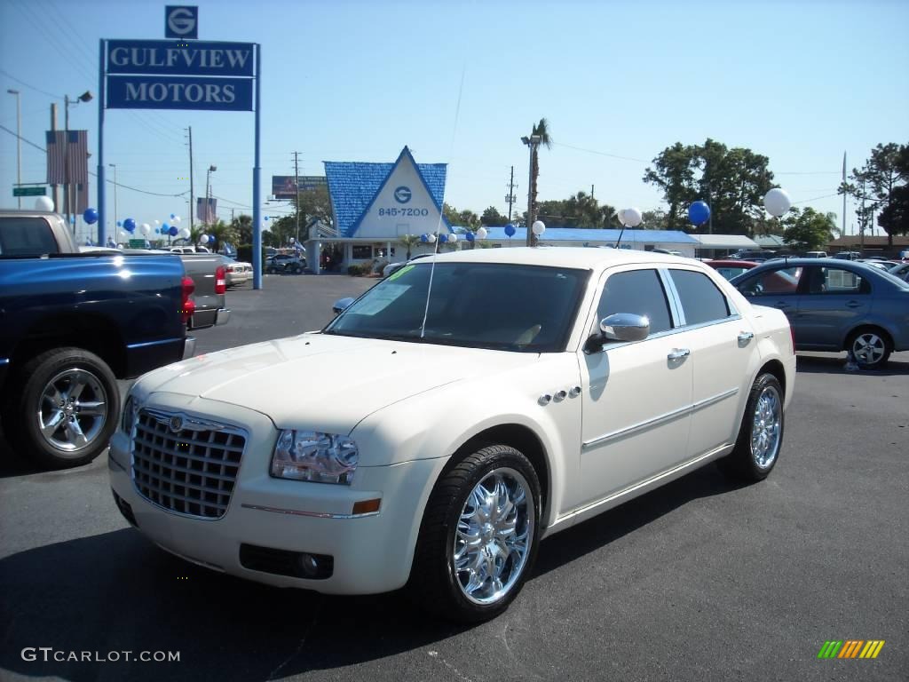 Cool Vanilla White Chrysler 300