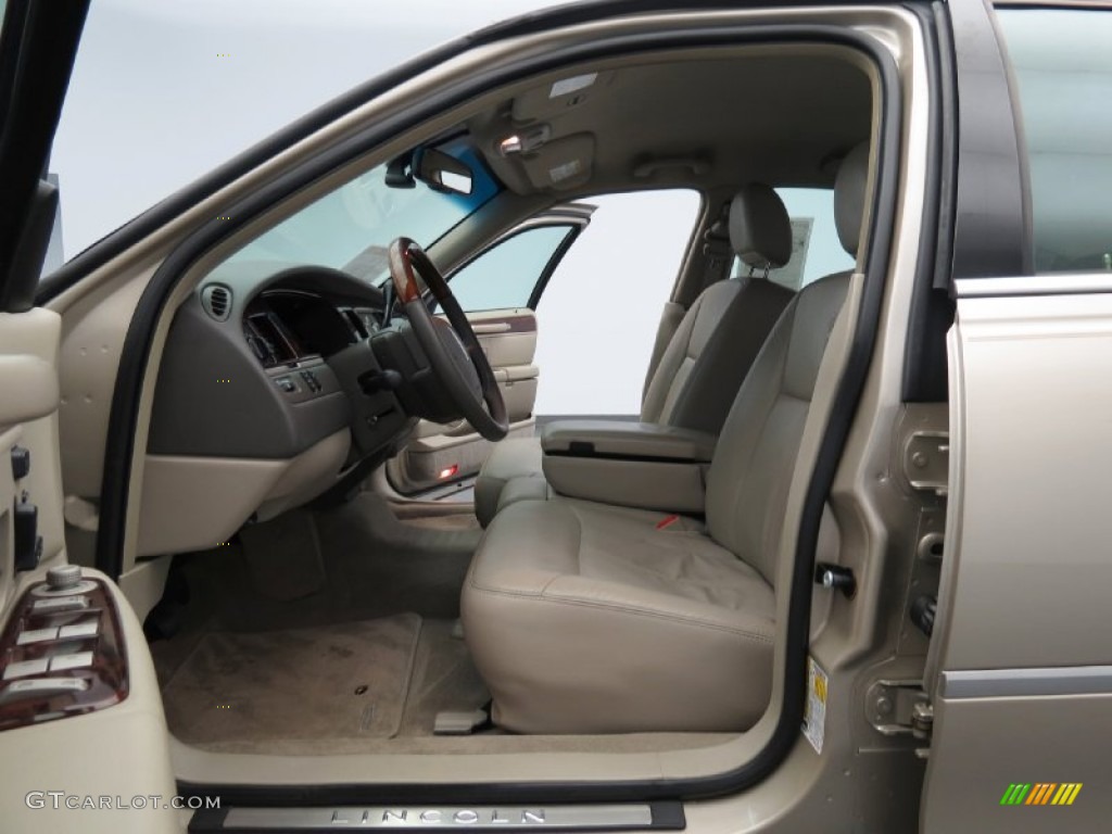 Medium Light Stone Interior 2010 Lincoln Town Car Signature Limited Photo #79962797