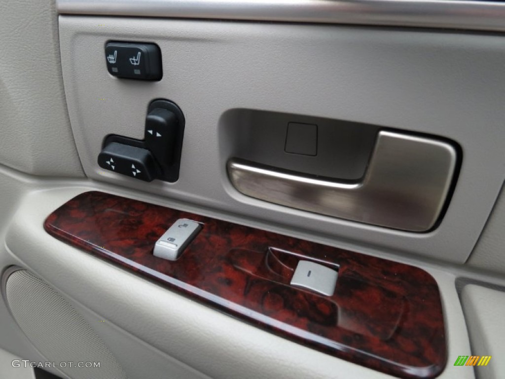 2010 Lincoln Town Car Signature Limited Controls Photo #79962818
