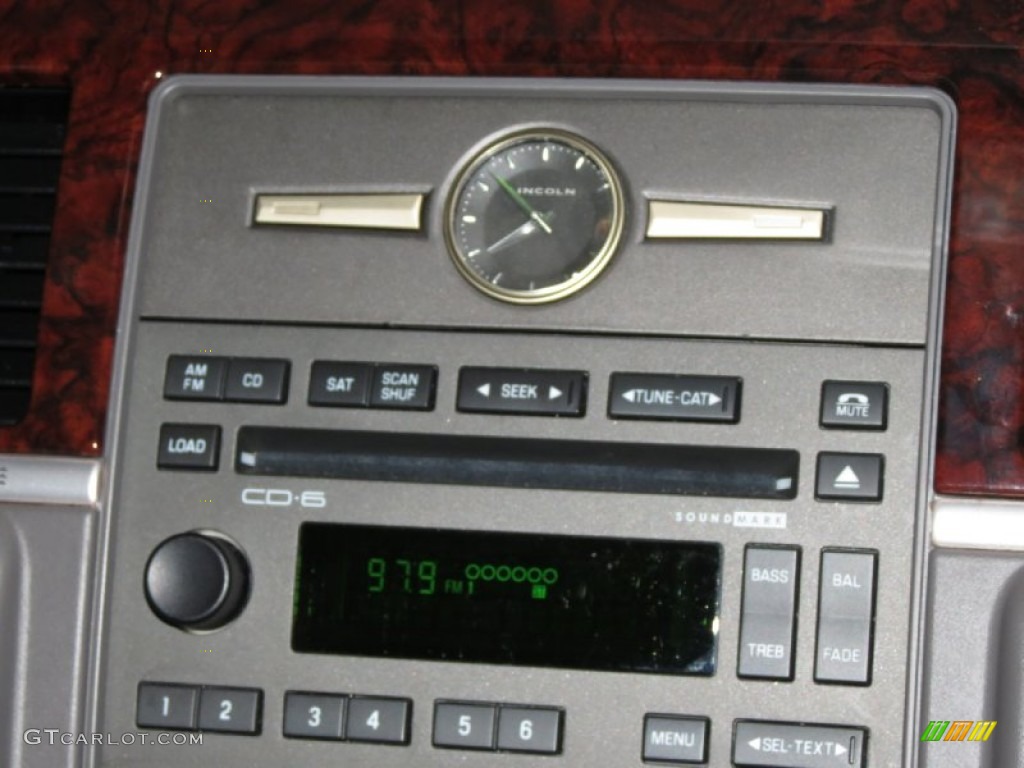 2010 Lincoln Town Car Signature Limited Controls Photo #79963016