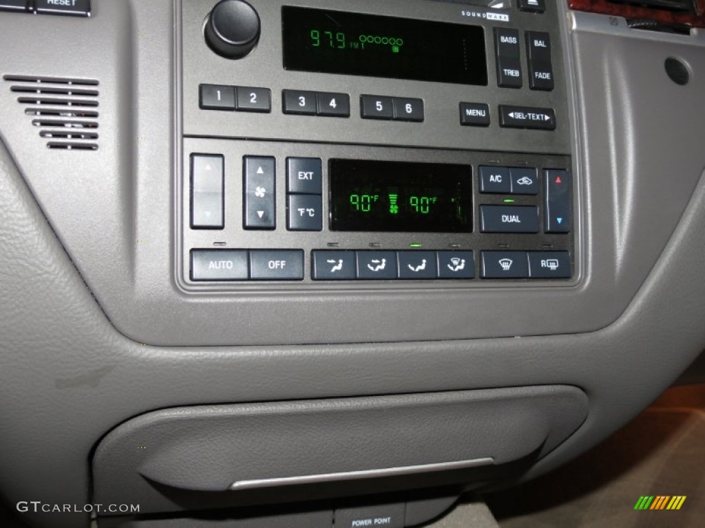 2010 Lincoln Town Car Signature Limited Controls Photos