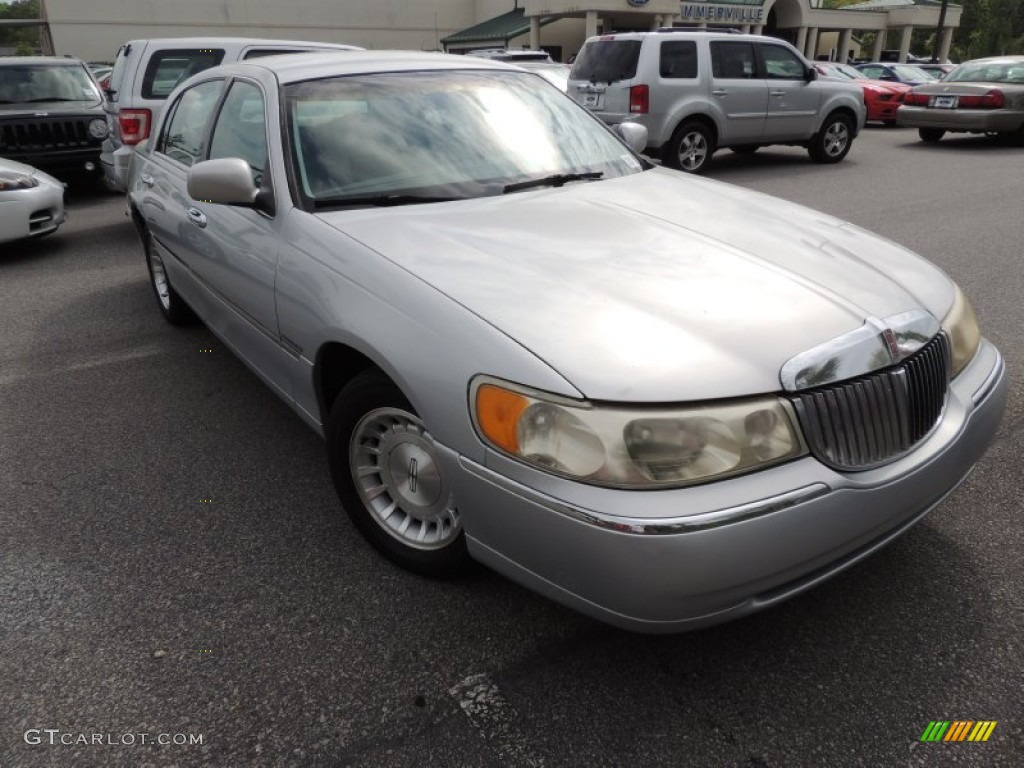 Silver Frost Metallic 1998 Lincoln Town Car Executive Exterior Photo #79972058