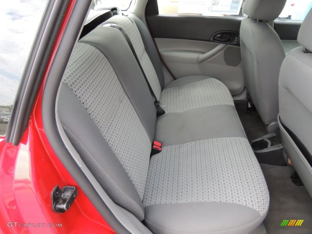 2006 Ford Focus ZXW SE Wagon Rear Seat Photos