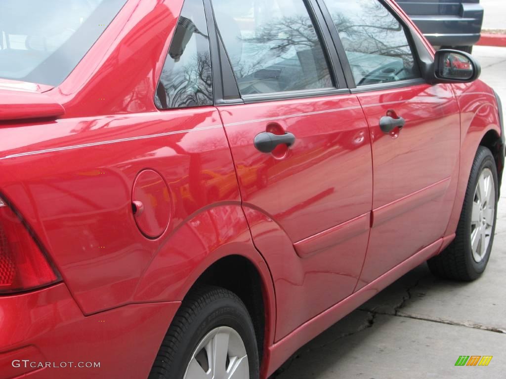 2006 Focus ZX4 SE Sedan - Infra-Red / Dark Flint/Light Flint photo #8