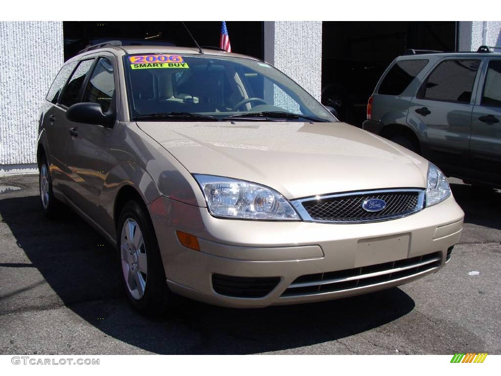 2006 Focus ZXW SE Wagon - Pueblo Gold Metallic / Dark Pebble/Light Pebble photo #3