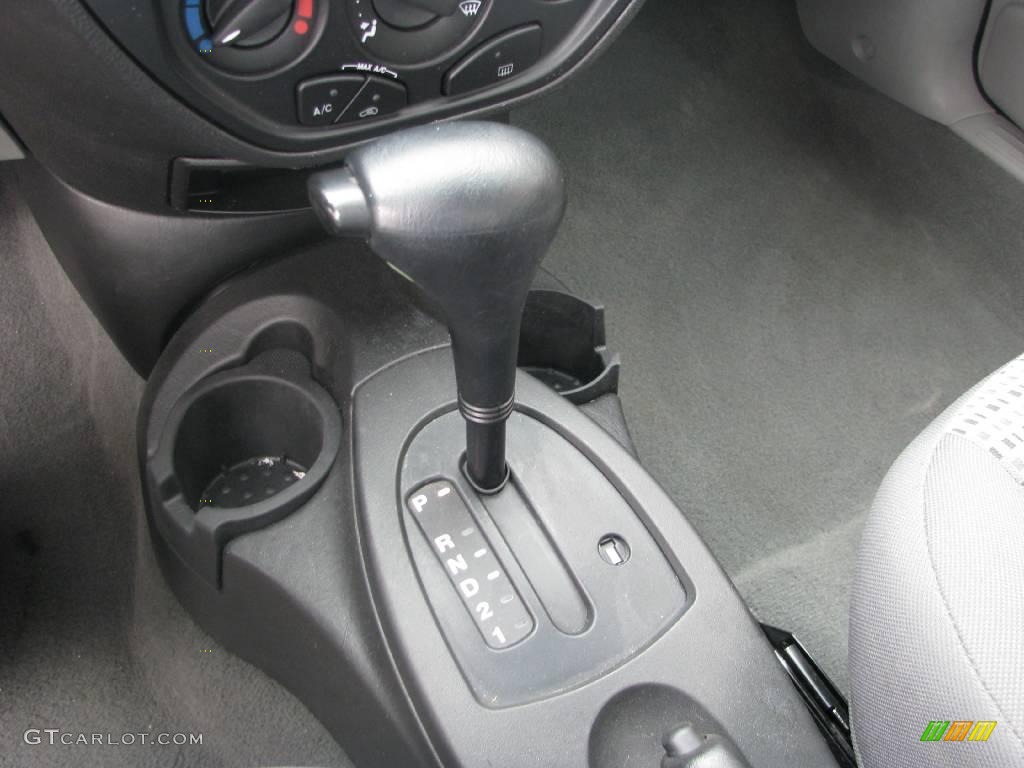 2006 Focus ZX4 SE Sedan - Infra-Red / Dark Flint/Light Flint photo #24