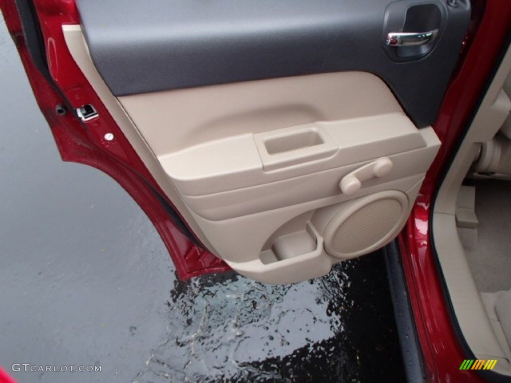 2014 Jeep Patriot Sport 4x4 Dark Slate Gray/Light Pebble Door Panel Photo #80012149