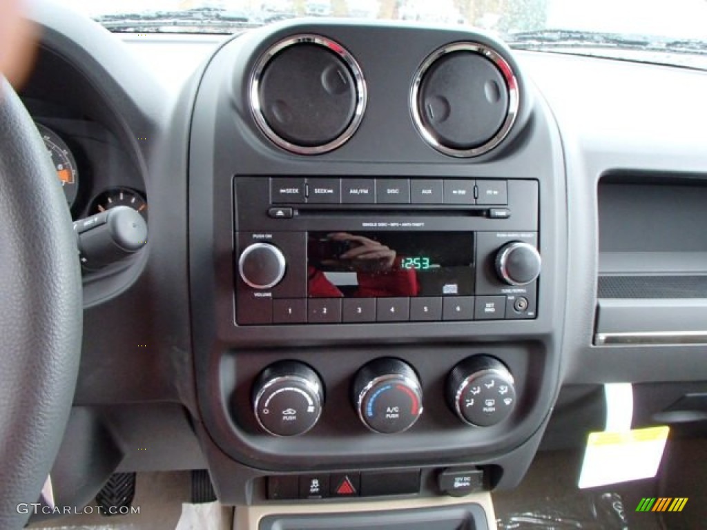 2014 Jeep Patriot Sport 4x4 Controls Photo #80012183