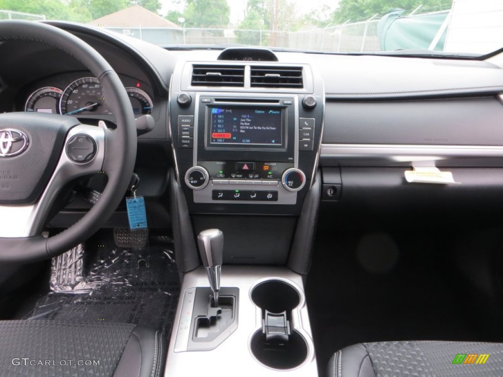 2013 Camry SE - Super White / Black photo #26
