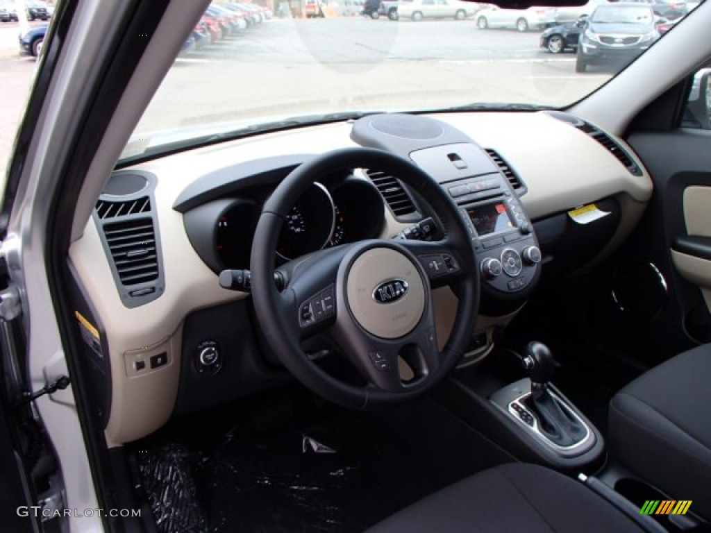2013 Kia Soul ! Sand/Black Houndstooth Cloth Dashboard Photo #80018672