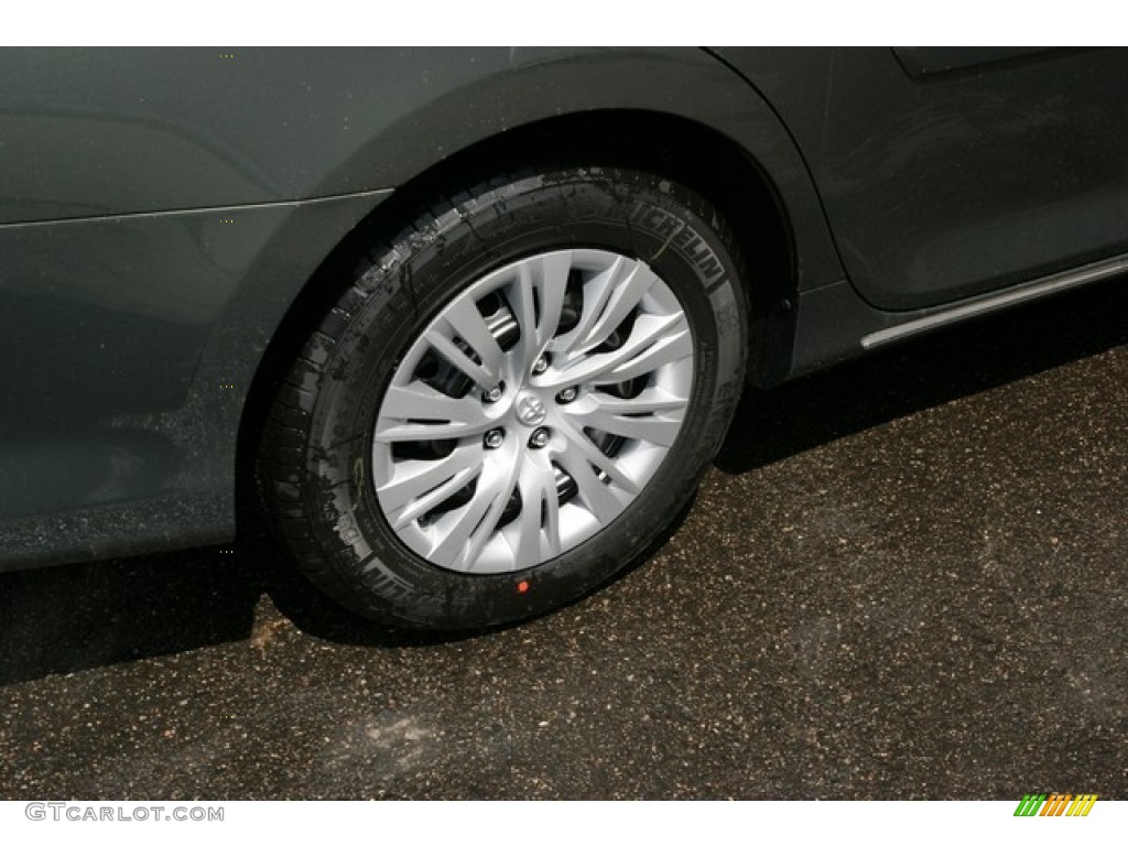 2013 Camry LE - Cypress Green Metallic / Ivory photo #9