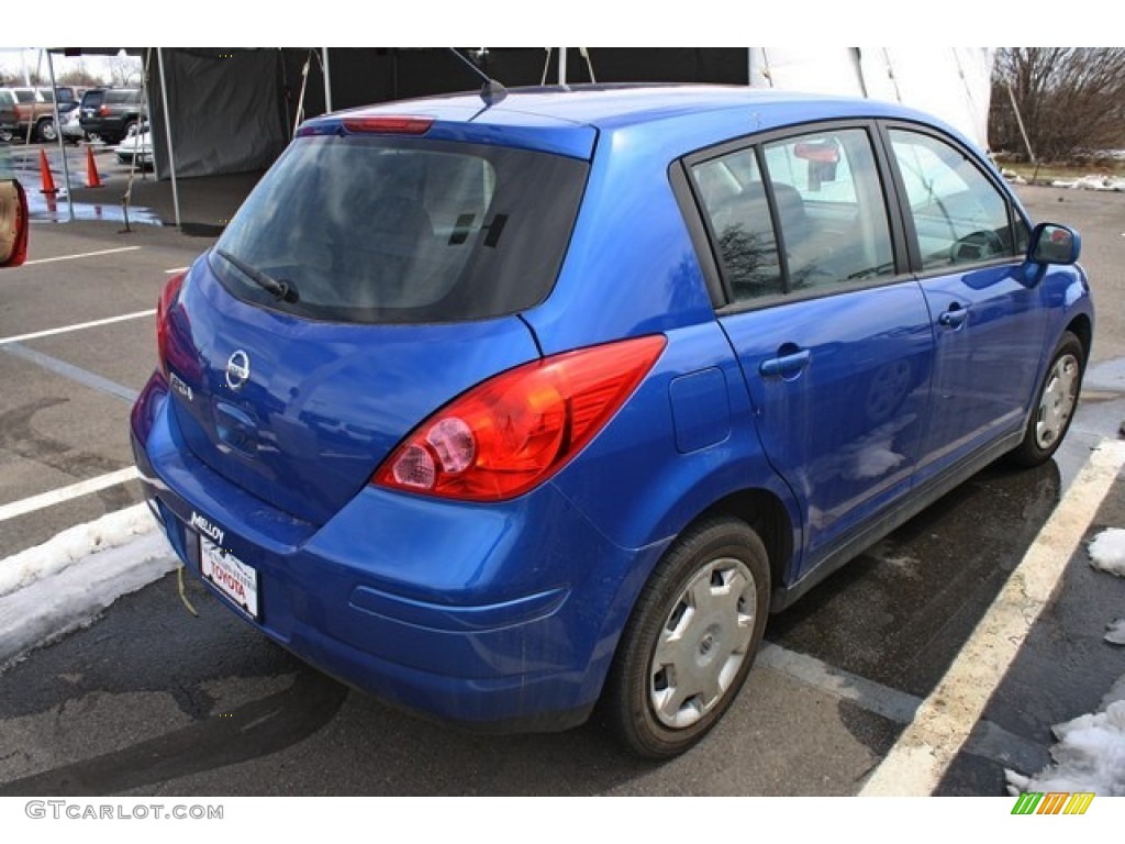 2009 Versa 1.8 S Hatchback - Blue Metallic / Charcoal photo #2