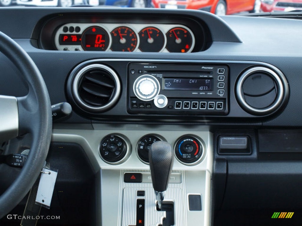 2010 xB  - Sizzling Crimson Mica / Dark Gray photo #12