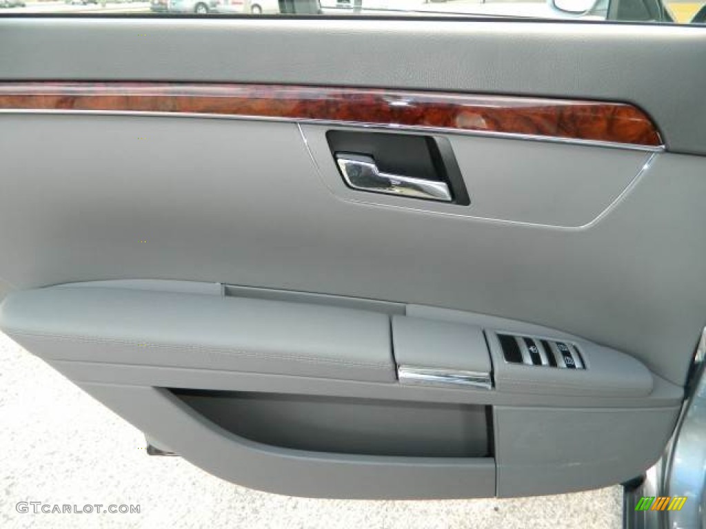 2008 Mercedes-Benz S 550 Sedan Grey/Dark Grey Door Panel Photo #80064470