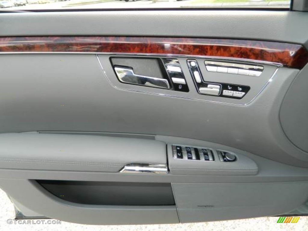 2008 Mercedes-Benz S 550 Sedan Grey/Dark Grey Door Panel Photo #80064481