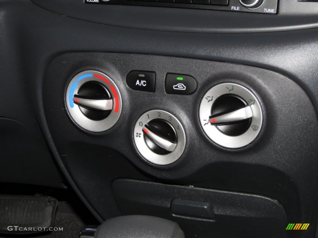 2009 Hyundai Accent GS 3 Door Controls Photos