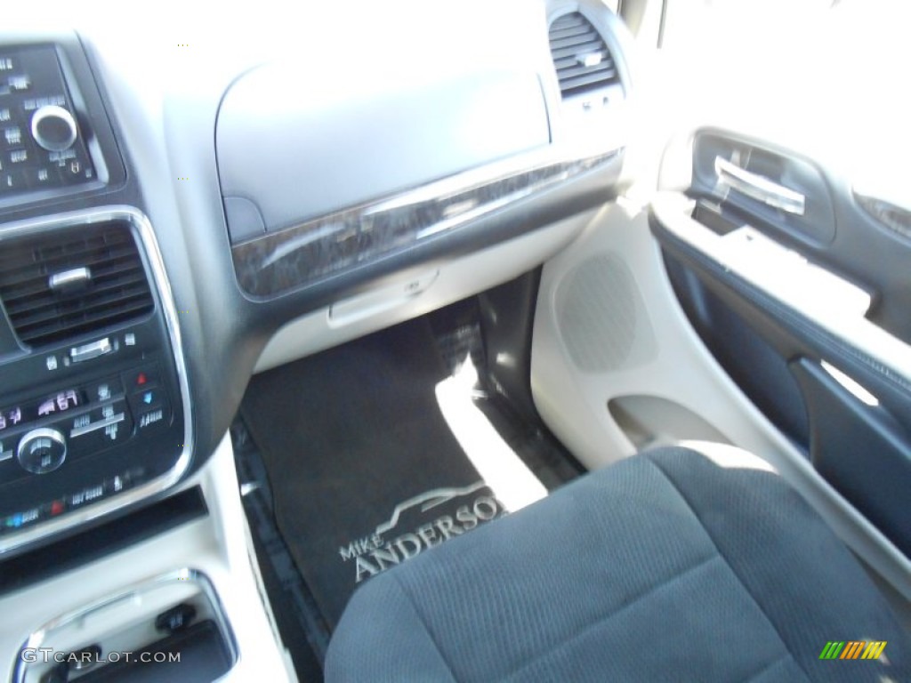 2012 Grand Caravan Crew - Dark Charcoal Pearl / Black/Light Graystone photo #26