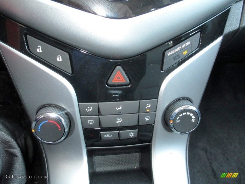 2013 Chevrolet Cruze LT Controls Photo #80085966
