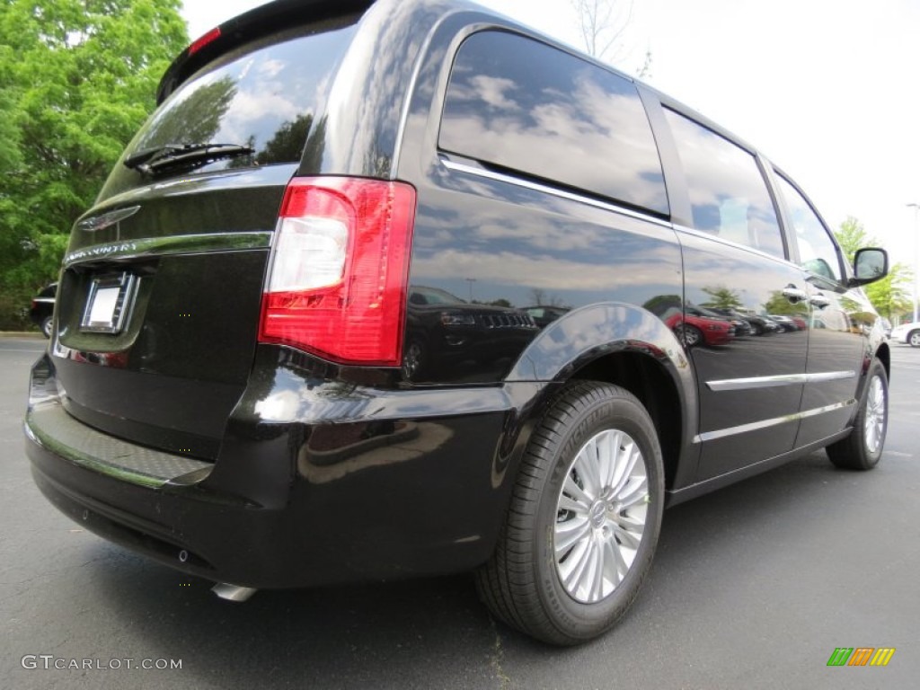2013 Town & Country Touring - L - Brilliant Black Crystal Pearl / Black/Light Graystone photo #3