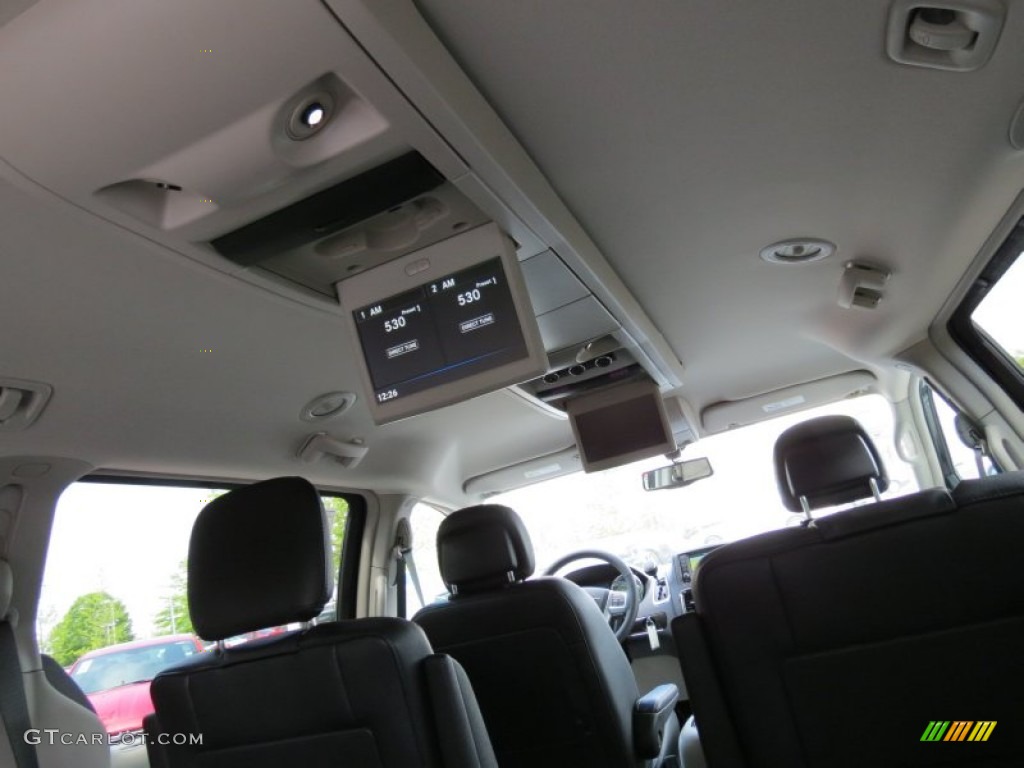 2013 Town & Country Touring - L - Brilliant Black Crystal Pearl / Black/Light Graystone photo #10