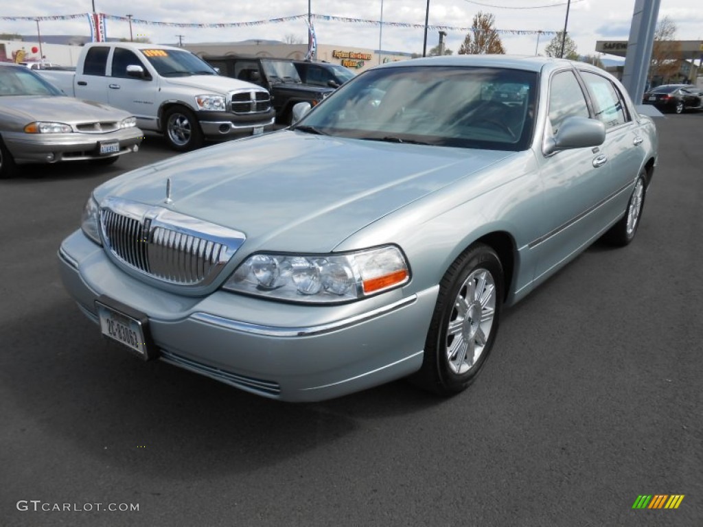 2007 Town Car Signature Limited - Satellite Silver Metallic / Medium Light Stone photo #1