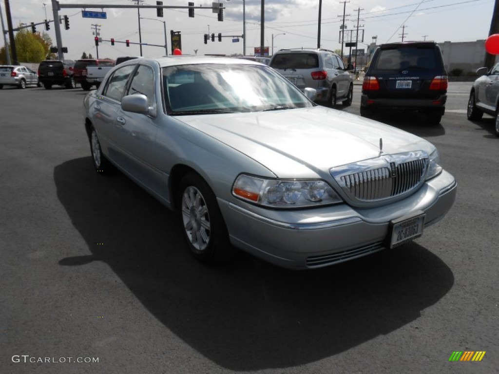 2007 Town Car Signature Limited - Satellite Silver Metallic / Medium Light Stone photo #2