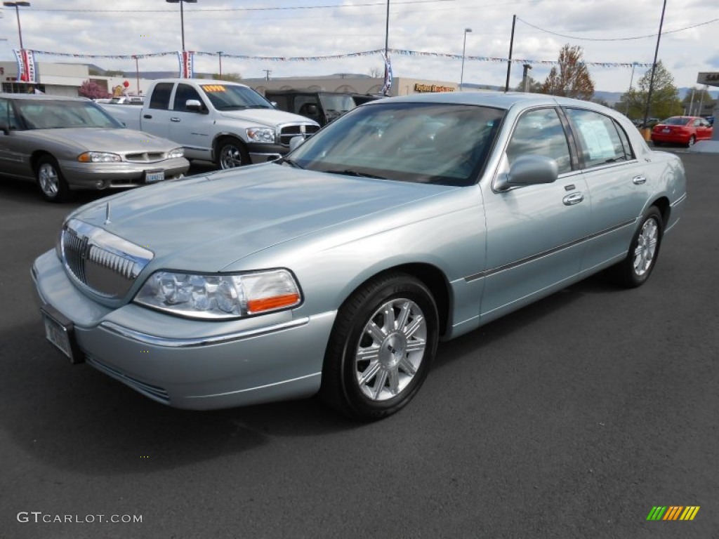 2007 Town Car Signature Limited - Satellite Silver Metallic / Medium Light Stone photo #3