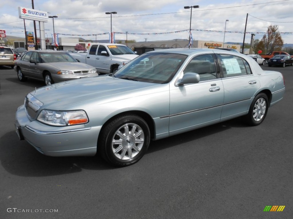 2007 Town Car Signature Limited - Satellite Silver Metallic / Medium Light Stone photo #4