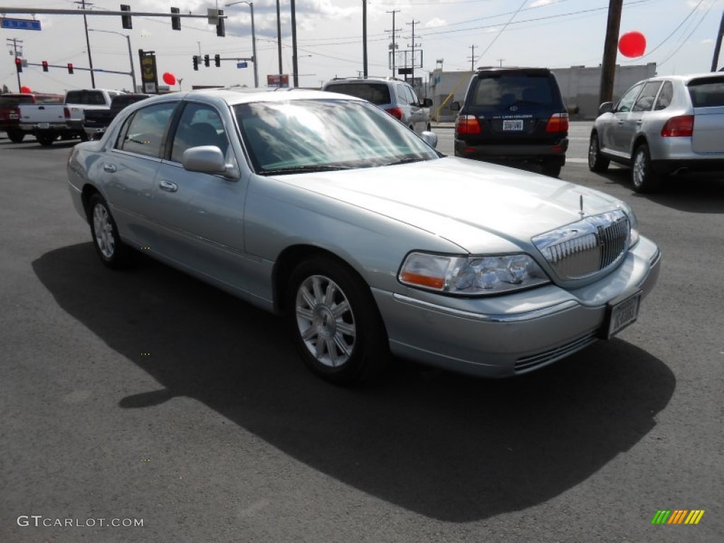 2007 Town Car Signature Limited - Satellite Silver Metallic / Medium Light Stone photo #6