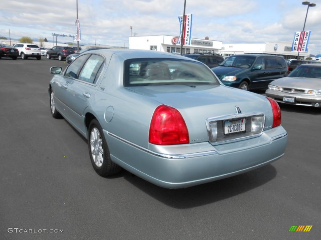 2007 Town Car Signature Limited - Satellite Silver Metallic / Medium Light Stone photo #7