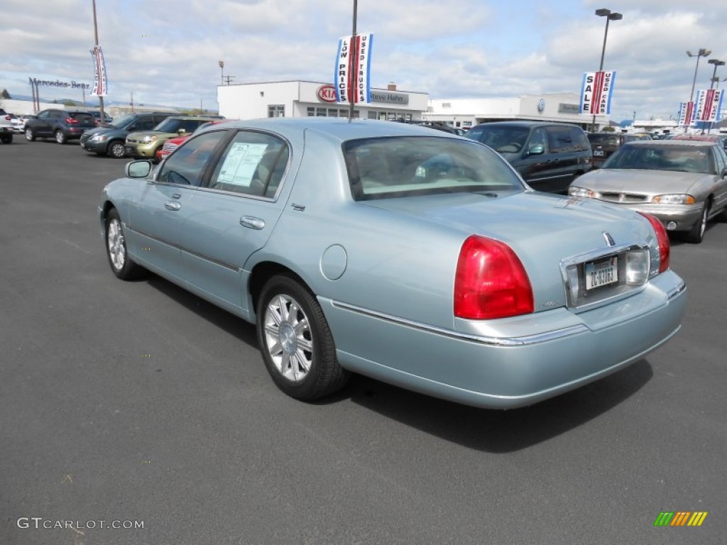 2007 Town Car Signature Limited - Satellite Silver Metallic / Medium Light Stone photo #8