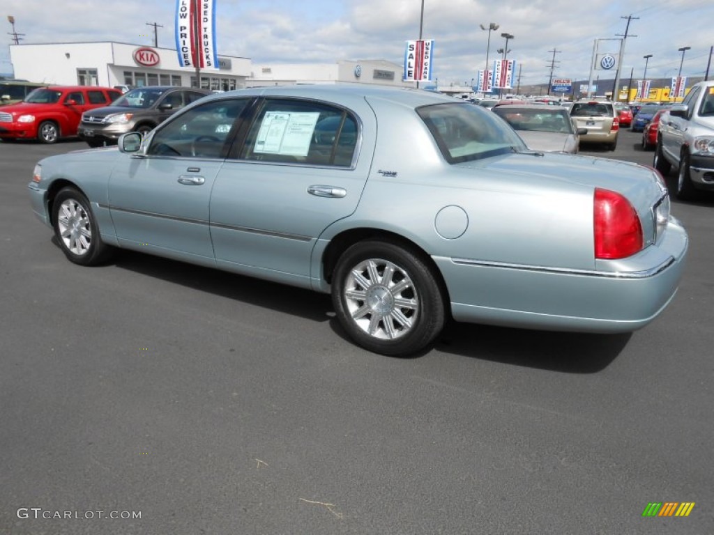 2007 Town Car Signature Limited - Satellite Silver Metallic / Medium Light Stone photo #9