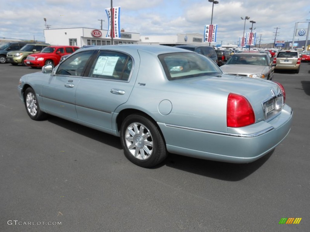 2007 Town Car Signature Limited - Satellite Silver Metallic / Medium Light Stone photo #10