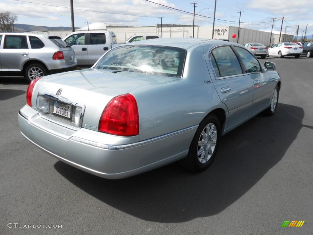 2007 Town Car Signature Limited - Satellite Silver Metallic / Medium Light Stone photo #12