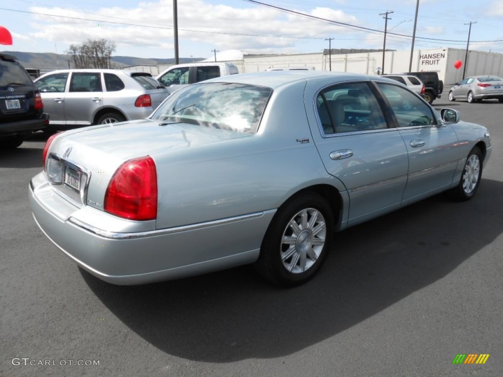 2007 Town Car Signature Limited - Satellite Silver Metallic / Medium Light Stone photo #13
