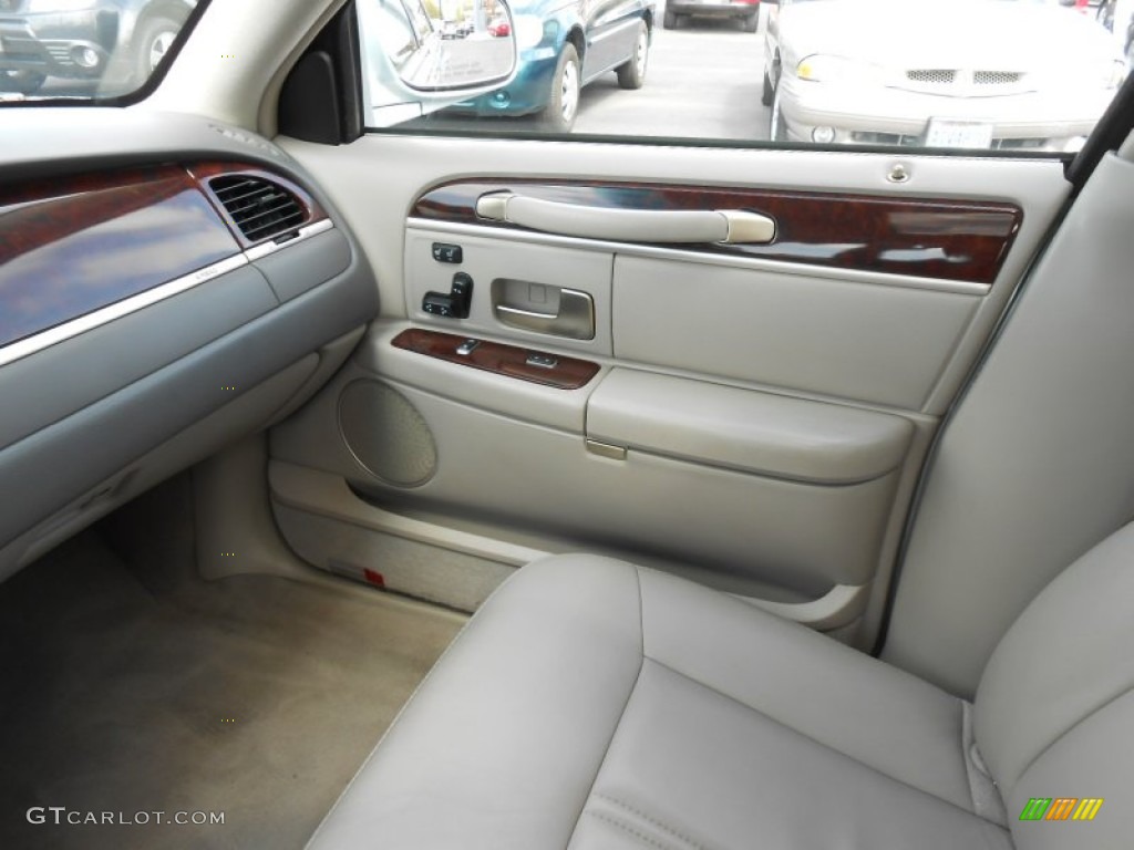 2007 Town Car Signature Limited - Satellite Silver Metallic / Medium Light Stone photo #20