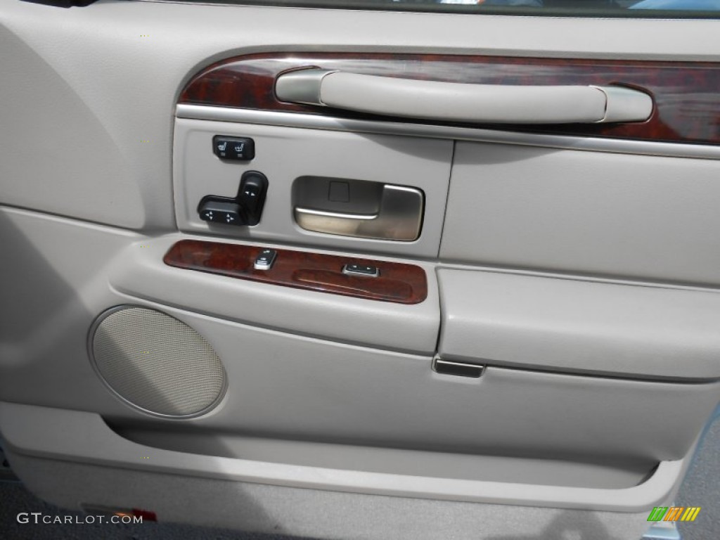2007 Town Car Signature Limited - Satellite Silver Metallic / Medium Light Stone photo #32