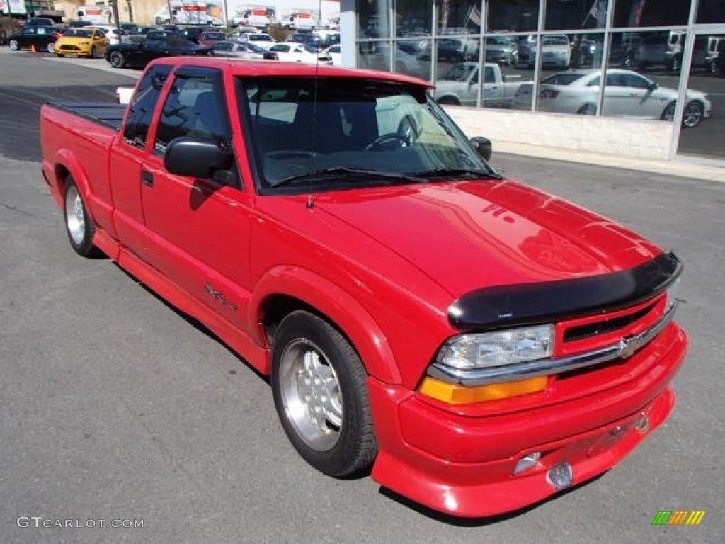 2001 S10 Extended Cab Xtreme - Victory Red / Graphite photo #2