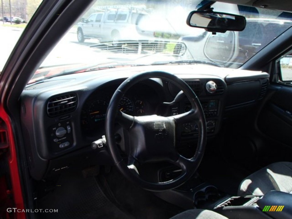 2001 S10 Extended Cab Xtreme - Victory Red / Graphite photo #10