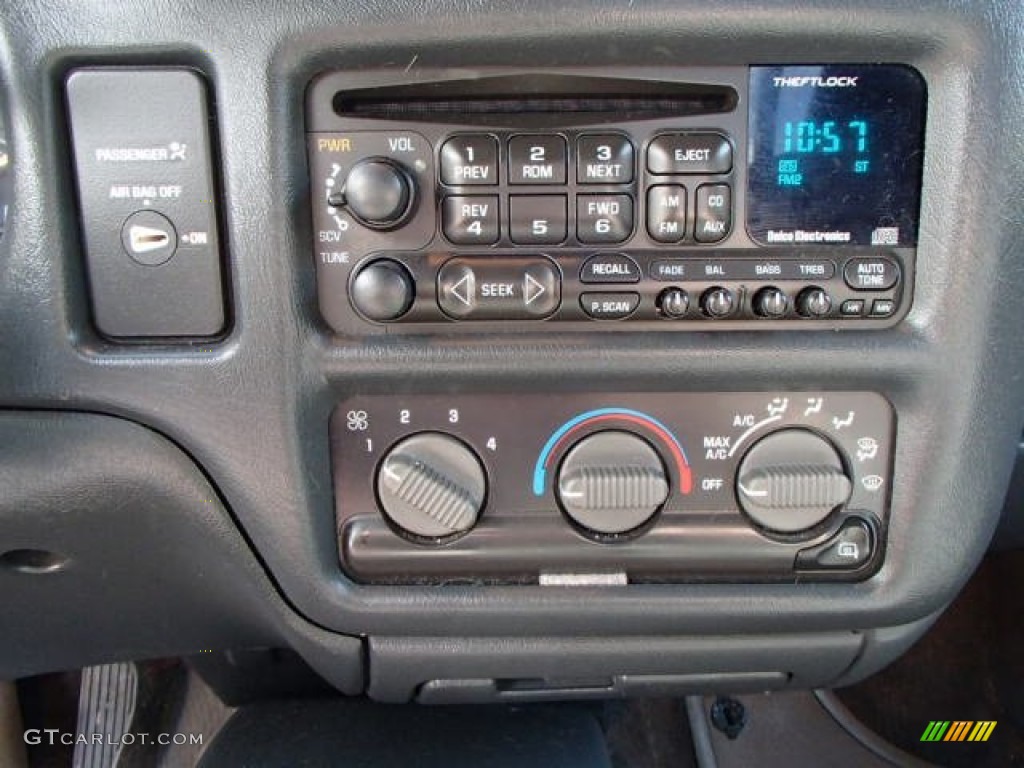 2001 S10 Extended Cab Xtreme - Victory Red / Graphite photo #17