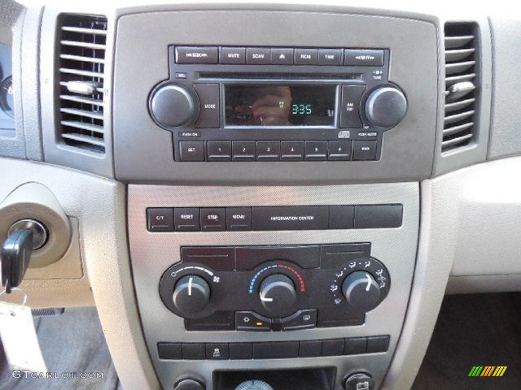 2005 Jeep Grand Cherokee Laredo 4x4 Controls Photo #80121451