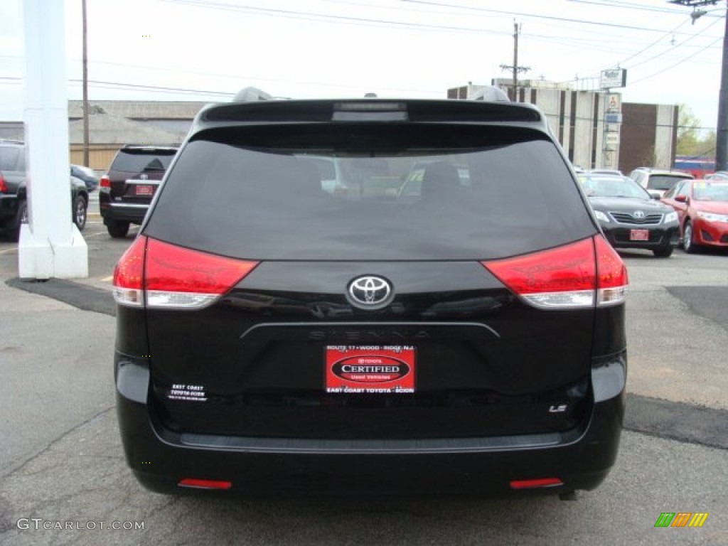 2011 Sienna LE - Black / Bisque photo #5